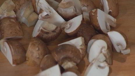 грибы с фасолью, капустой и сыром