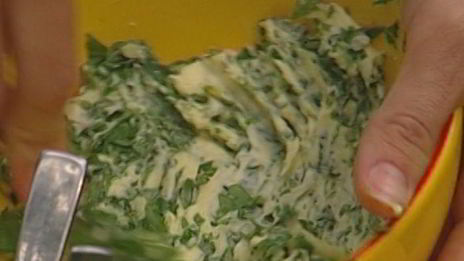 грибы с горчицей, маслом и петрушкой на гриле