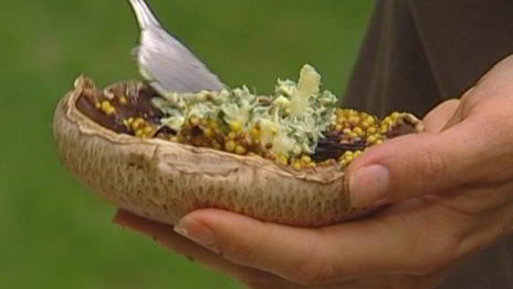 грибы с горчицей, маслом и петрушкой на гриле