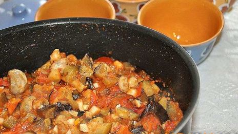 грибы с овощами в горшочках