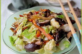 Грибы шиитаке с молодой капустой