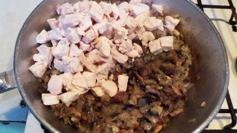 грибы в горшочках с сыром луком курицей