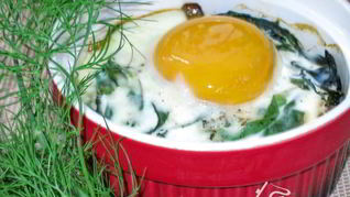 Грибы, запеченные со шпинатом и яйцом