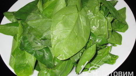 грибы, запеченные со шпинатом и яйцом