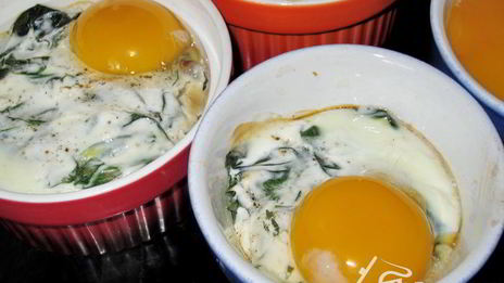 грибы, запеченные со шпинатом и яйцом