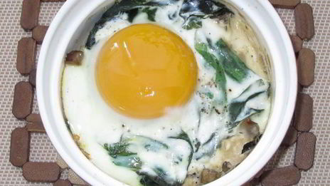 грибы, запеченные со шпинатом и яйцом