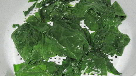 грибы, запеченные со шпинатом и яйцом