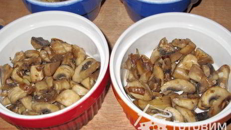 грибы, запеченные со шпинатом и яйцом