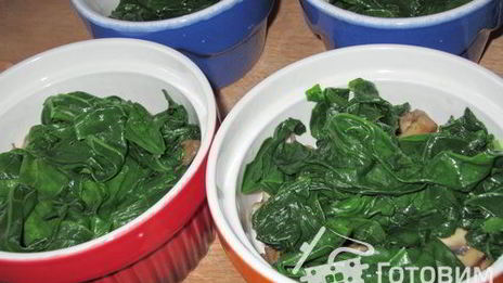 грибы, запеченные со шпинатом и яйцом