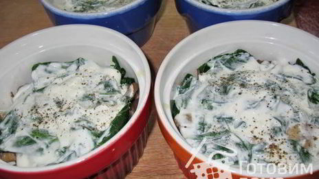 грибы, запеченные со шпинатом и яйцом