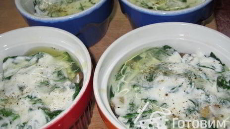 грибы, запеченные со шпинатом и яйцом