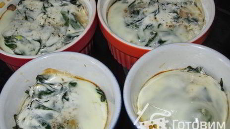 грибы, запеченные со шпинатом и яйцом