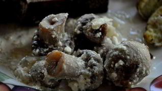 Грибы, запеченные в сметане с луком