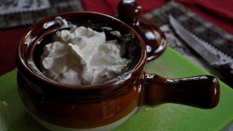 грибы, запеченные в сметане с луком