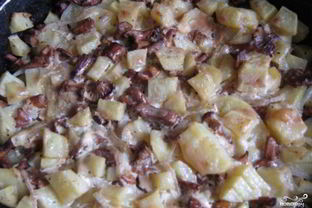 Лисички, запеченные под сыром