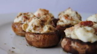 Шампиньоны фаршированные беконом под сырной корочкой