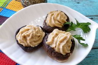 Шампиньоны, фаршированные чечевицей