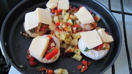 шампиньоны, фаршированные овощами