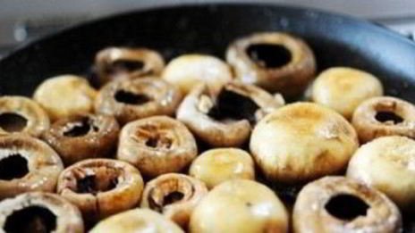 шампиньоны на сковороде