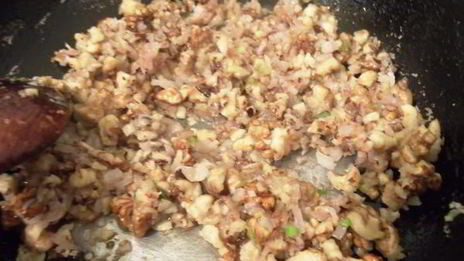 шампиньоны с грецкими орехами