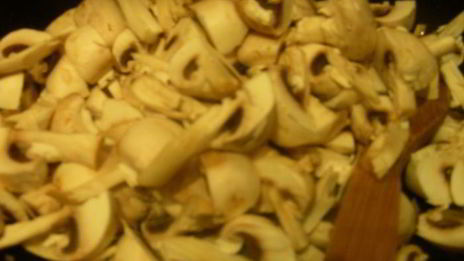 шампиньоны сo шпинатом, сливками и чили