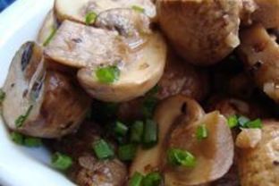 Шампиньоны, тушенные с белым вином и чесноком