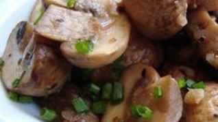 Шампиньоны, тушенные с белым вином и чесноком