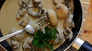 Шампиньоны в сметанно-соевом соусе