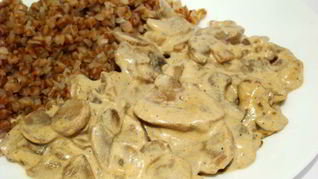 Шампиньоны в сметанном соусе