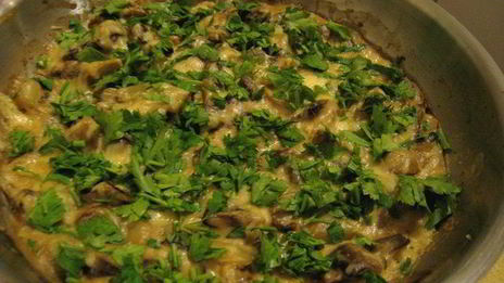 шампиньоны запеченные под сметанно-сырным соусом