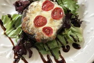 Шампиньоны, запеченные с сыром и помидорами