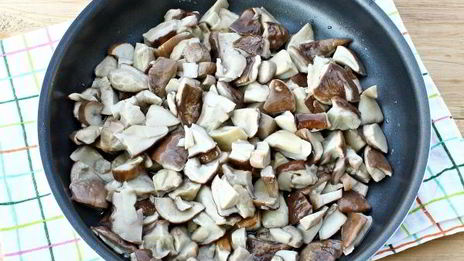 жареные белые грибы с луком