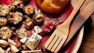 Золотистые грибы, фаршированные сыром