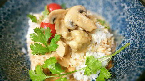 быстрый куриный гуляш в арахисовом соусе