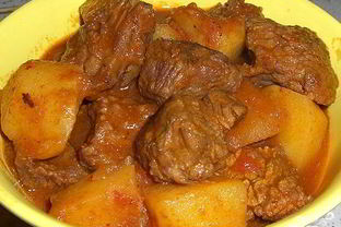 Гуляш из говядины с помидорами