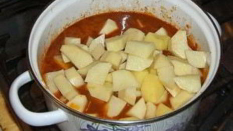 гуляш из говядины с помидорами