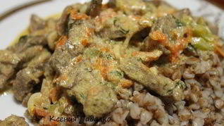 Гуляш из говядины со сметаной