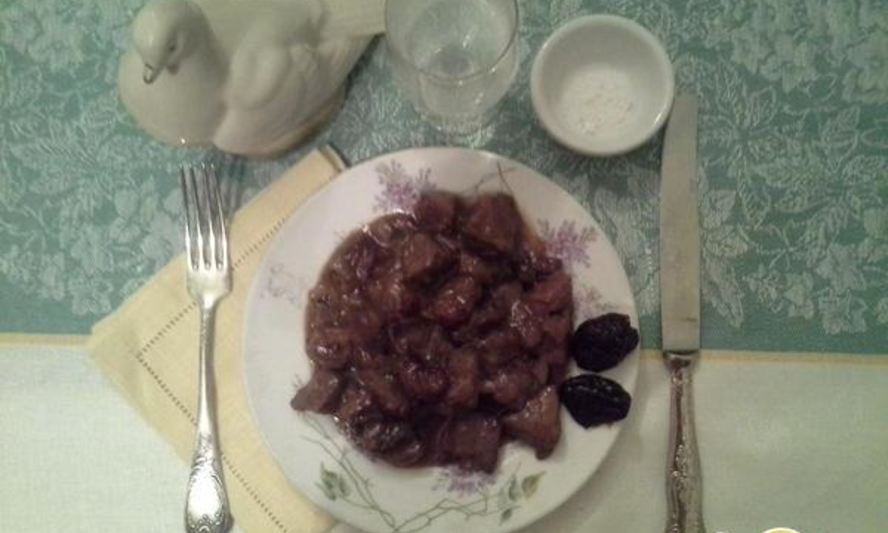 Рецепт гуляш из говядины в пиве с вишней и черносливом