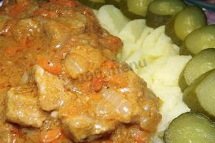 Гуляш из грудки с подливкой