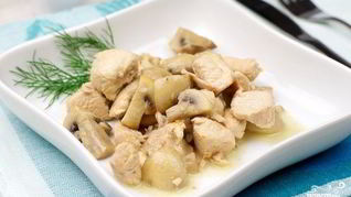 Гуляш из индейки с грибами