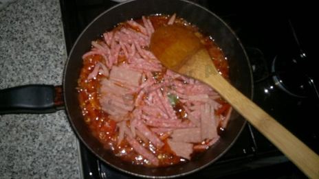 гуляш из колбасы