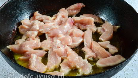 гуляш из курицы со сметаной