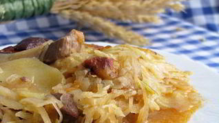 Гуляш из квашеной капусты под картофельным гратеном