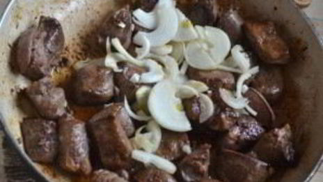 гуляш из печени со сметаной