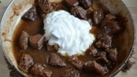 гуляш из печени со сметаной