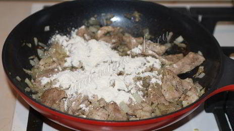 гуляш из свинины с подливкой