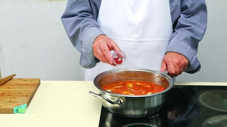 гуляш из свиной лопатки с помидорами и зеленой фасолью