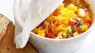 Гуляш из тушеного картофеля с хрустящим ржаным хлебом