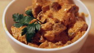 Гуляш с грибами и мясом