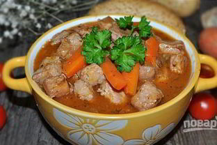 Гуляш с красным вином